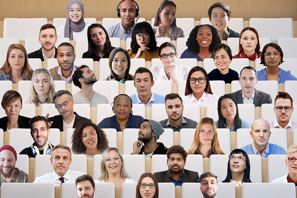 Das GIF zeigt die Funktion des Together Mode: Verschiedene Teams-Teilnehmer*innen befinden sich virtuell in einem Raum.