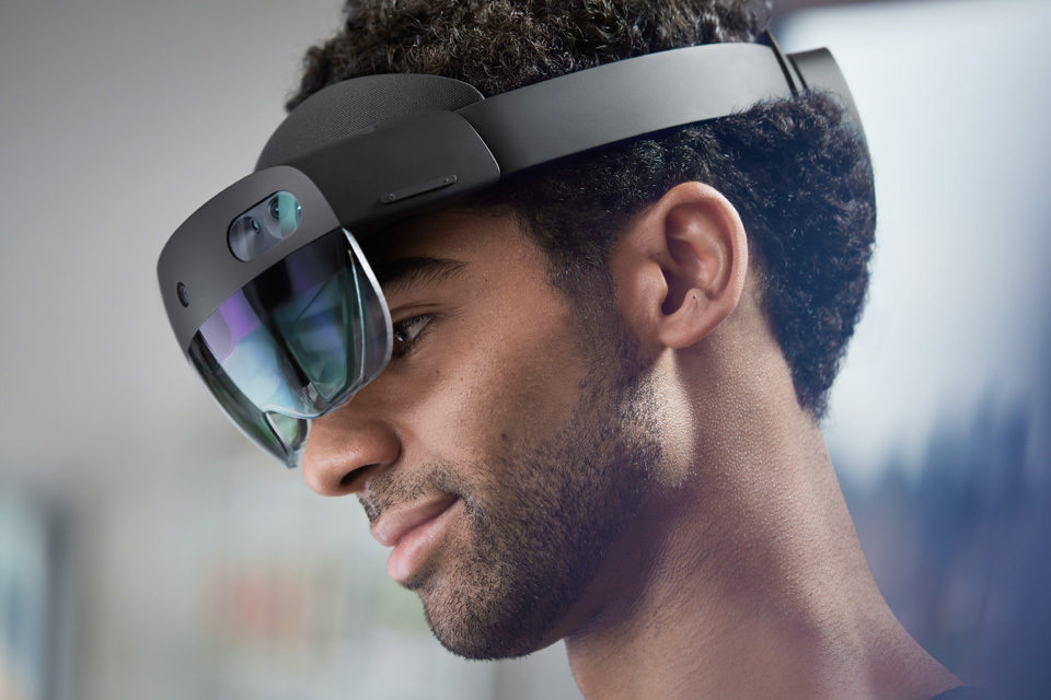Dunkelhaariger Mann trägt HoloLens
