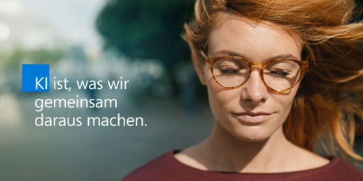 Frau mit roten wehenden Haaren und geschlossenen Augen