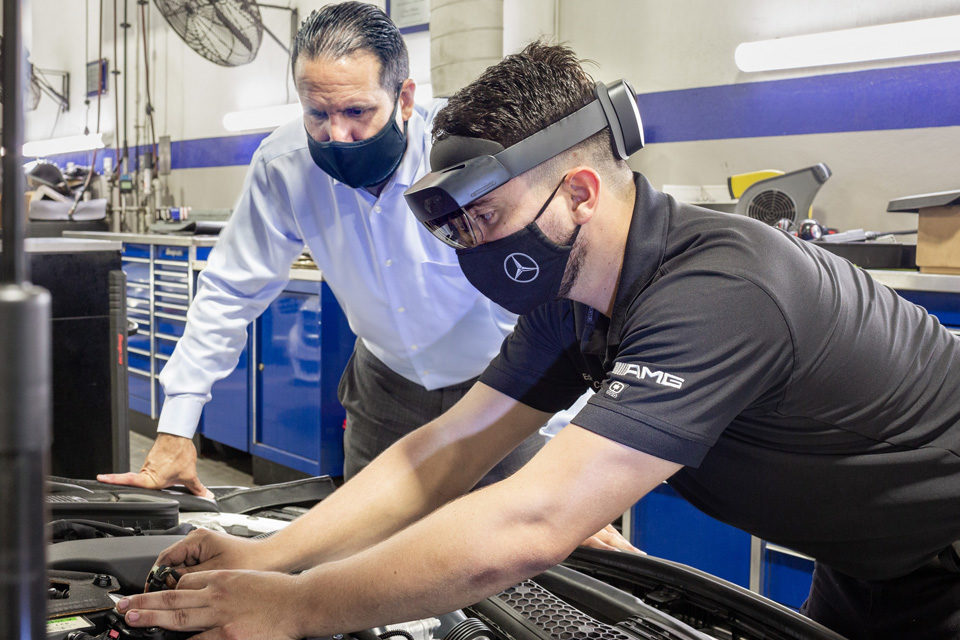 Techniker trägt die HoloLens und arbeitet an einem Motor