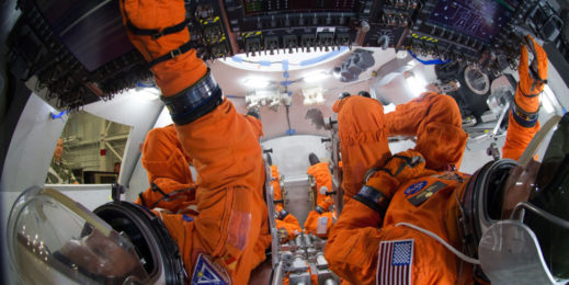 Astronauten in orangen Anzügen