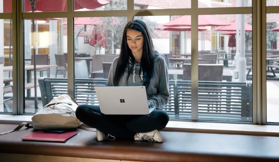 Frau arbeitet an Surface Laptop