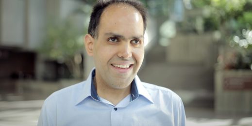 Ein Mann mit kurzen Haaren und im Hemd