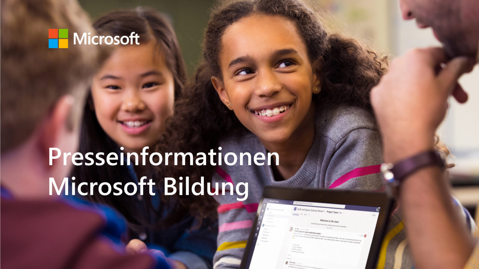 Lächelnde Kinder an einem Tisch in der Schule