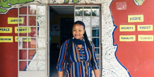 Eine Frau steht vor einer bunten Wand