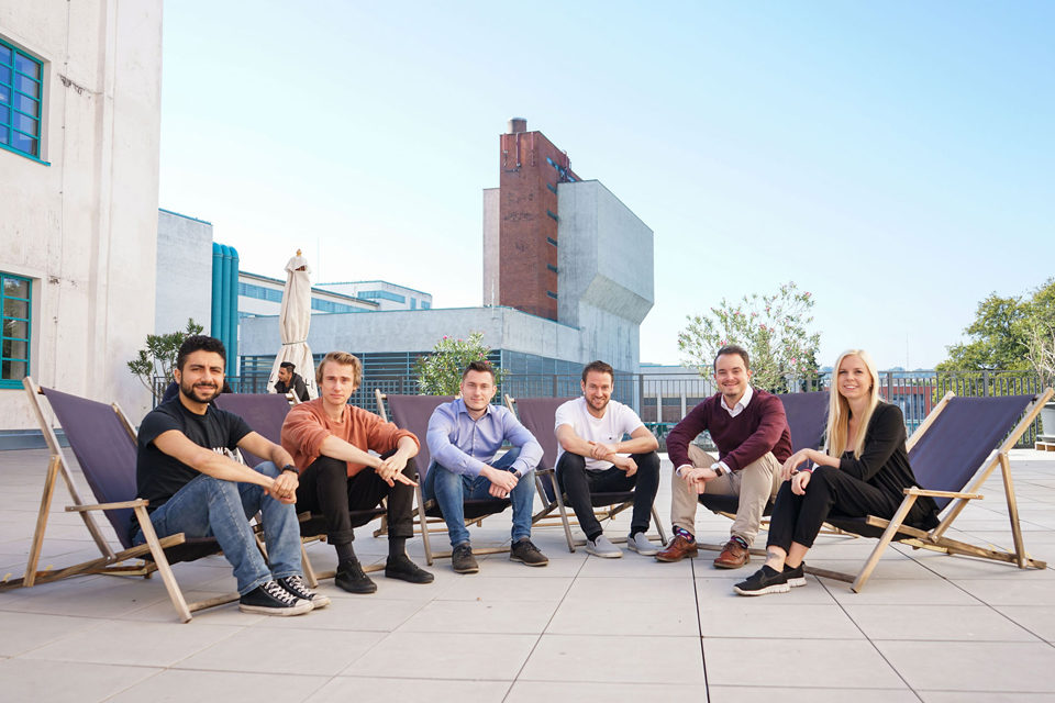 Mitarbeiter*innen von Tributech auf einer Terasse