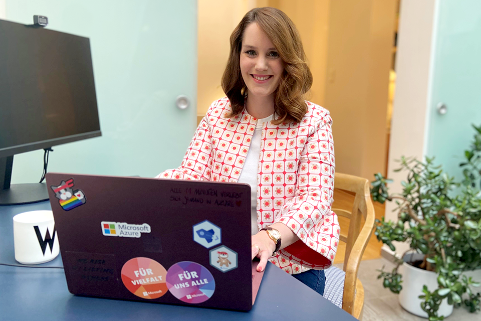 Wibke Laier sitzt an ihrem Schreibtisch im Homeoffice
