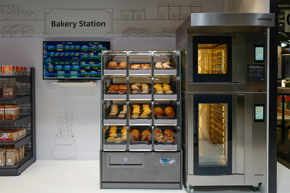 Backautomat und Backstation zur Entnahme von Backwaren