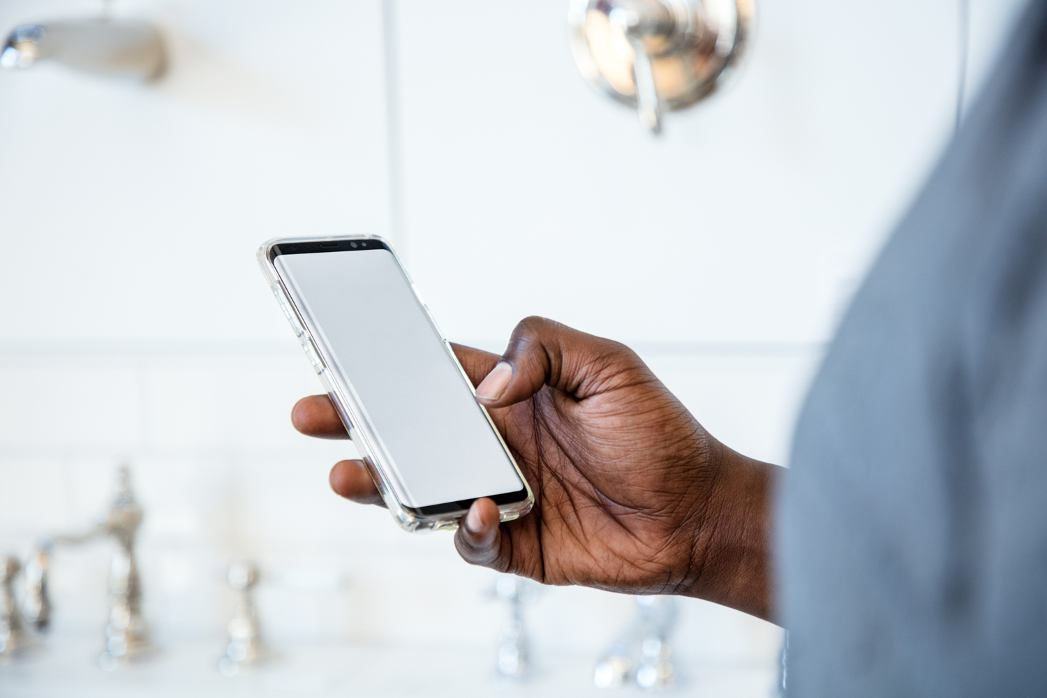 Person mit Telefon in der Hand