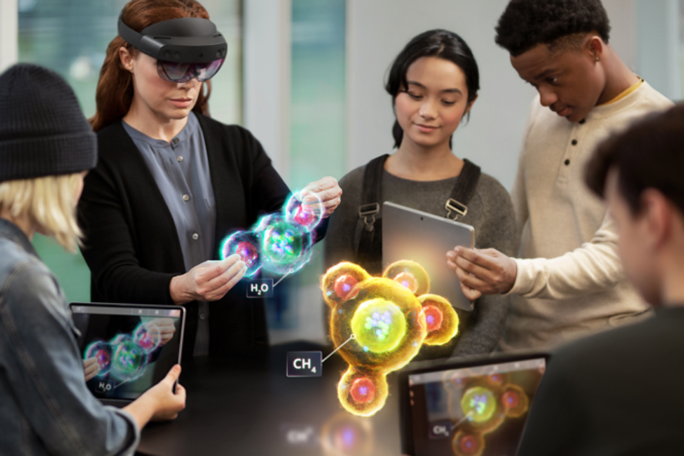Schüler stellen zusammen und schauen auf Hologramme