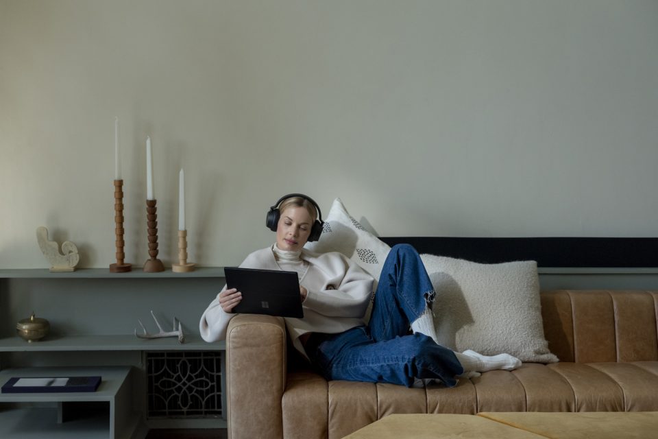 Frau mit Surface auf der Couch