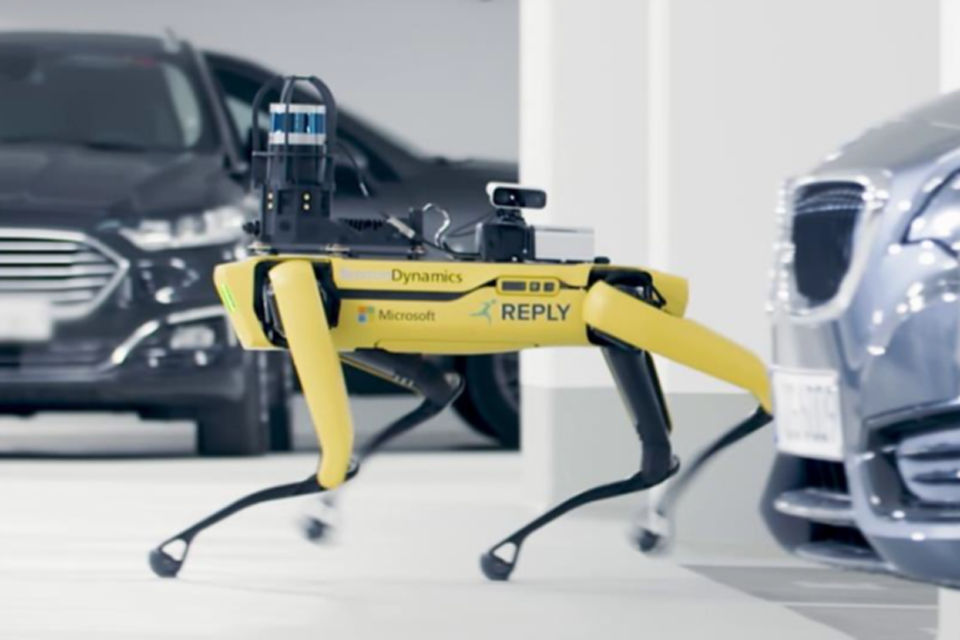 Gelber Roboterhund läuft an Autos vorbei