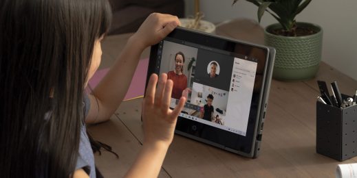 Homescooling Kind winkt in die Kamera