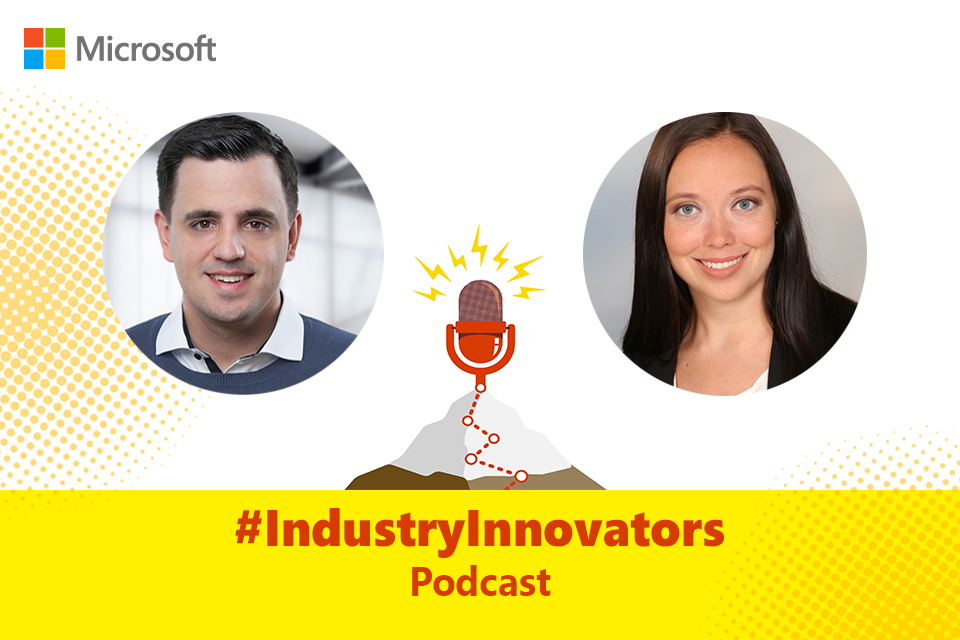 Denis Brinkwarth und Melanie Hennemann sprechen über Mixed Reality. Auf dem Foto sind beide abgebildet, vor ihnen das Podcast-Logo des #IndustryInnovators Podcast