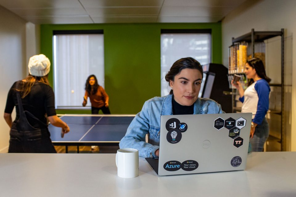 Frau am Computer sitzend