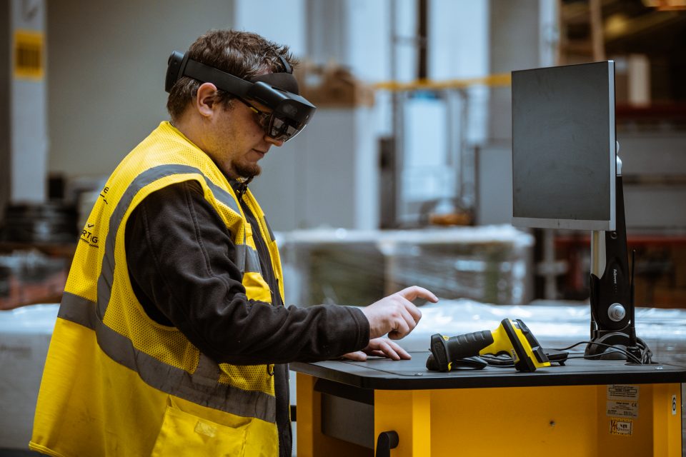 Logistikmitarbeiter steuert HoloLens 2 per Gesten