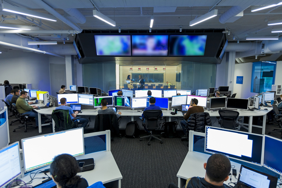 Mitarbeiter*innen in einem Cyber Security Center