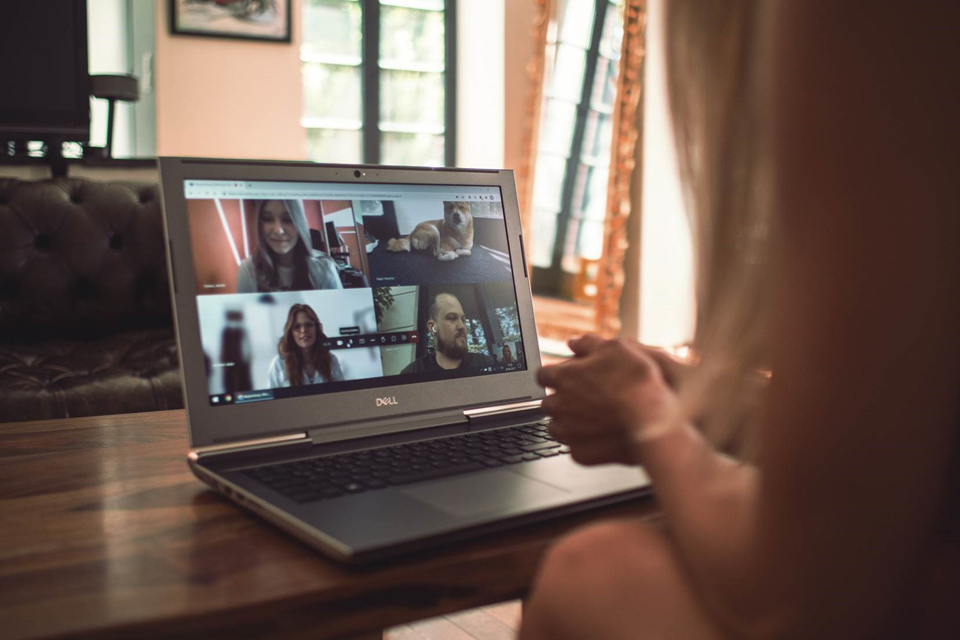 Studentin besucht eine virtuelle Vorlesung mit Microsoft Teams