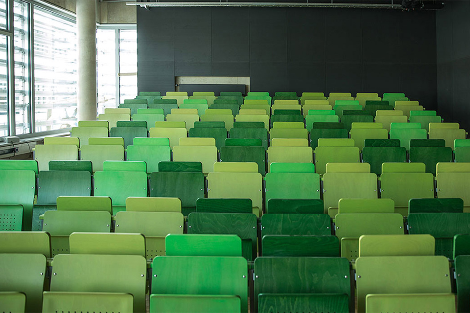 Leerer Hörsaal an der Hochschule Düsseldorf