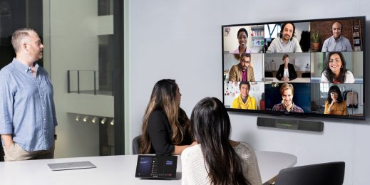Zu sehen sind drei Personen während eines Video-Calls