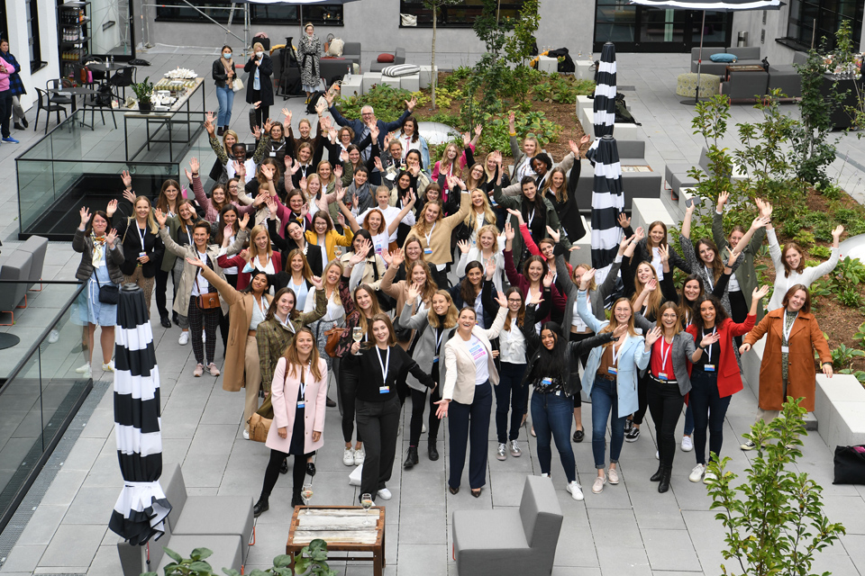 Die Teilnehmerinnen der dritten BayFiD-Runde winken in die Kamera