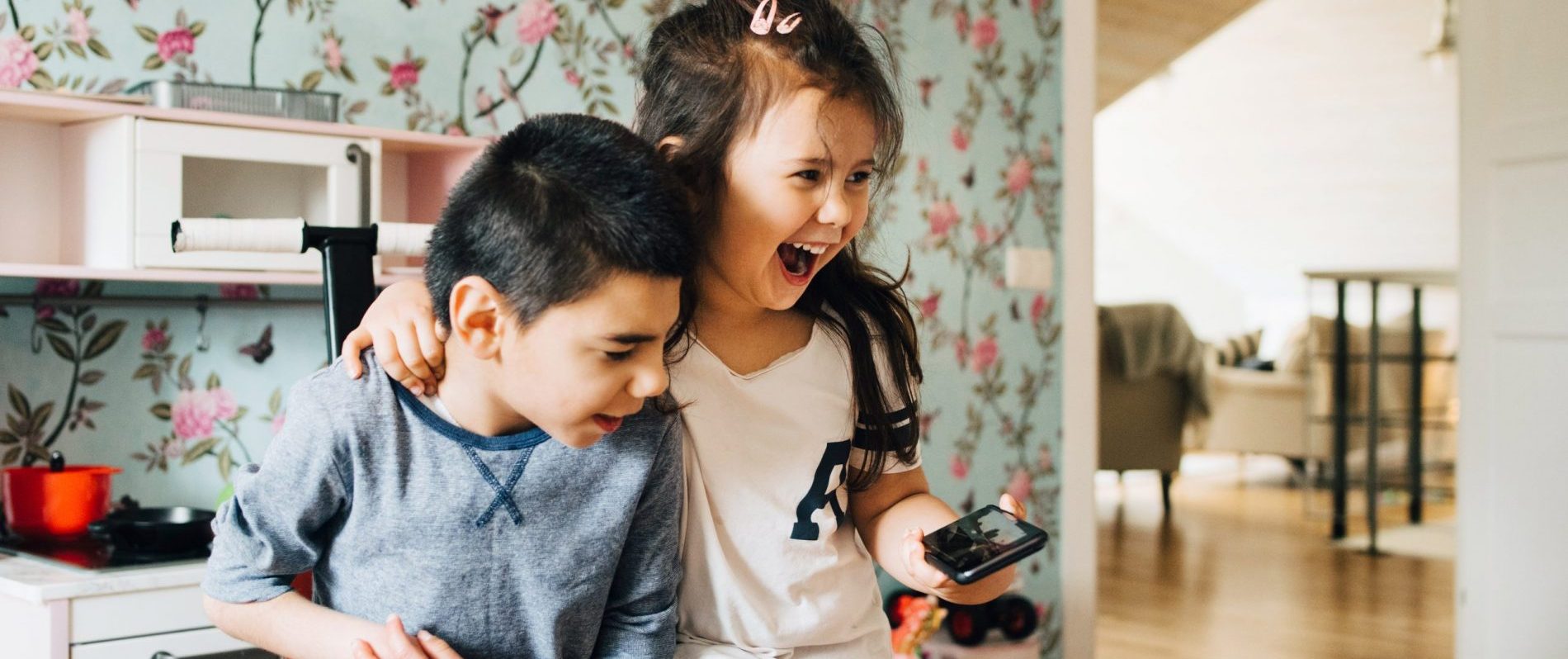 Junge im Rollstuhl mit Mädchen spielen mit Controllern