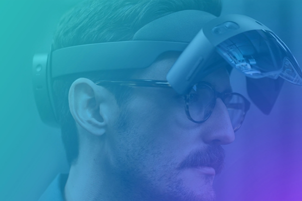 Mann mit HoloLens2 blickt zur Seite