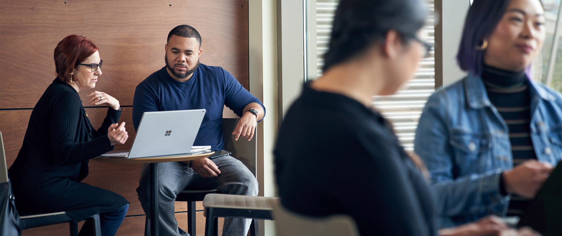 Menschen arbeiten gemeinsam