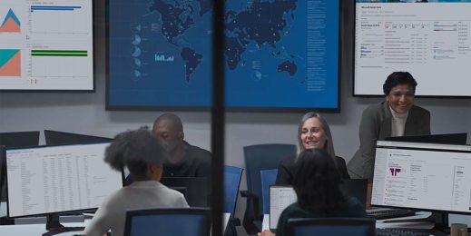 Eine Gruppe von Menschen, die in einer Bürosituation an PCs arbeiten