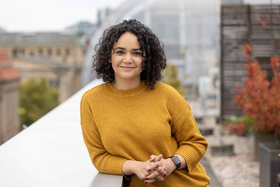 Porträt von Yasmin Fattahiamin