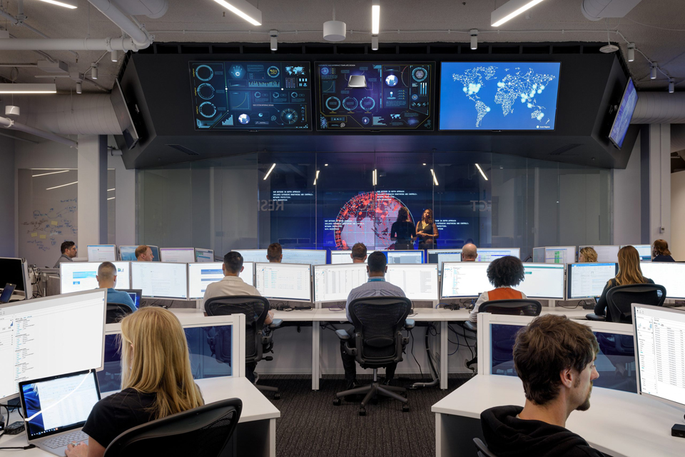 Mitarbeitende in einem Cybersecurity Center