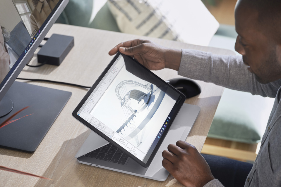 Ein Man arbeitet an einer Zeichnung auf einem Surface Laptop Studio