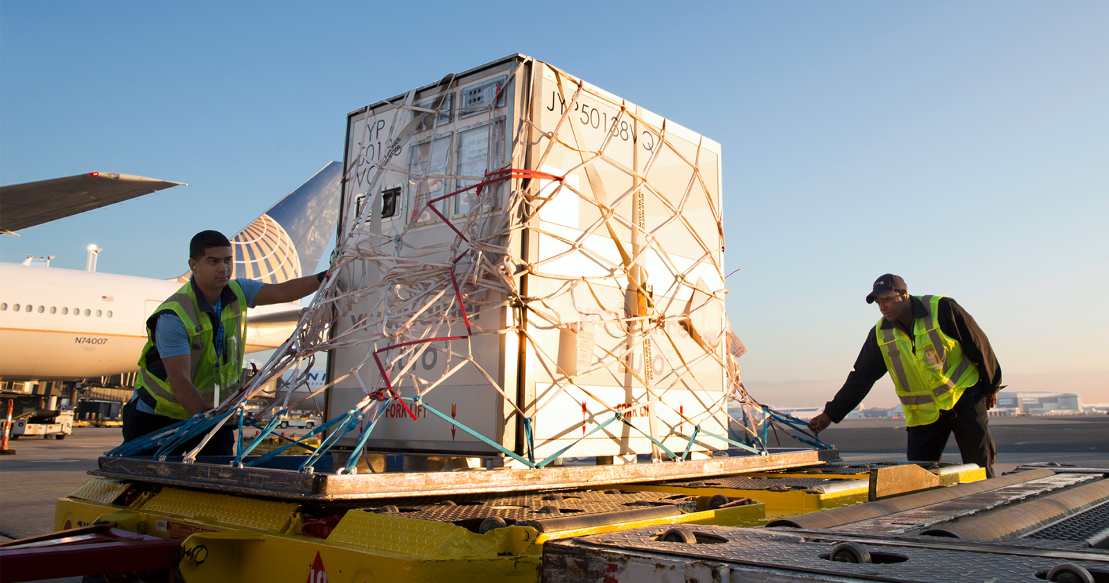 Zwei Männer verfrachten Ladung am Flughafen