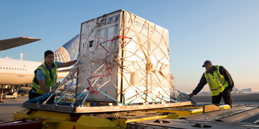 Zwei Männer verfrachten Ladung am Flughafen