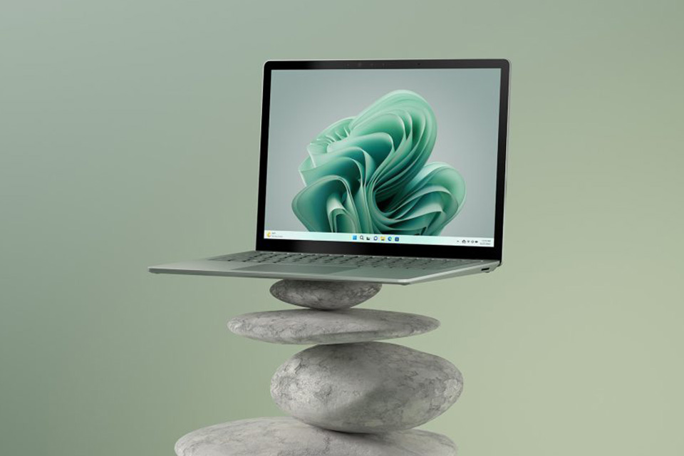 Aufgeklappter Laptop5 auf Steinstapel
