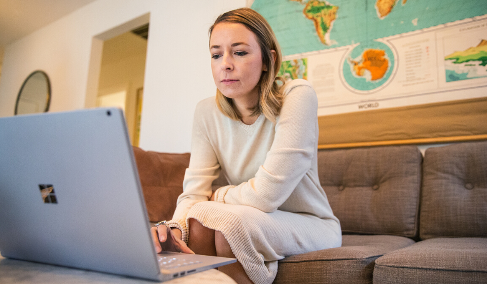Mujer frente a una laptop