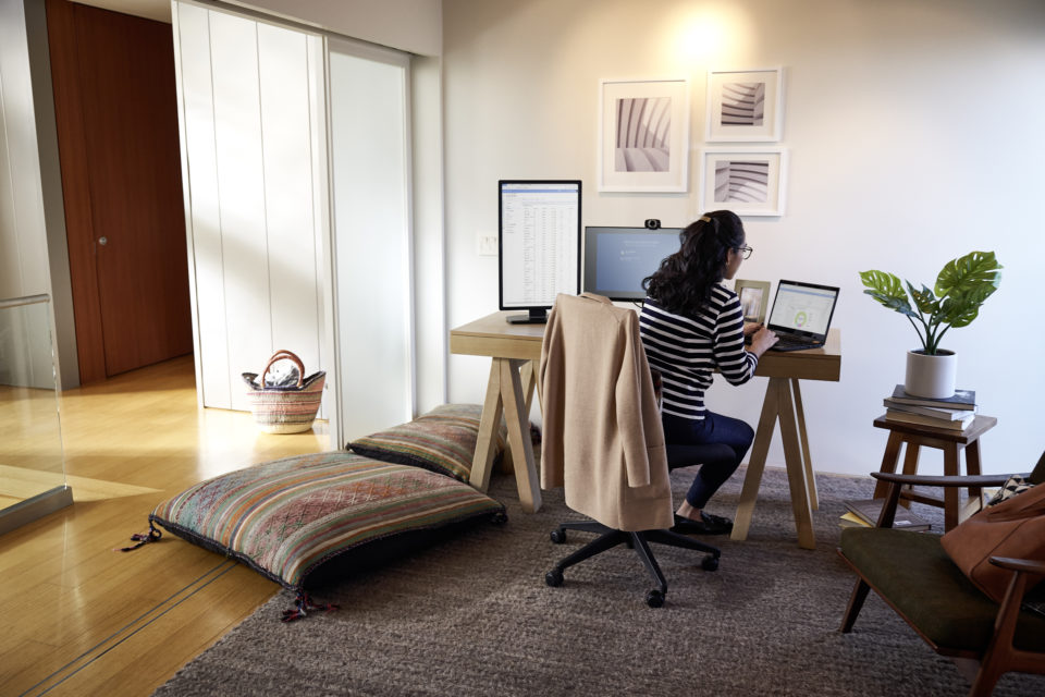 Mujer frente a una laptop desde casa