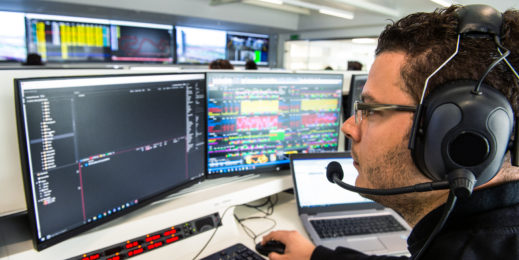 Hombre frente a computadora