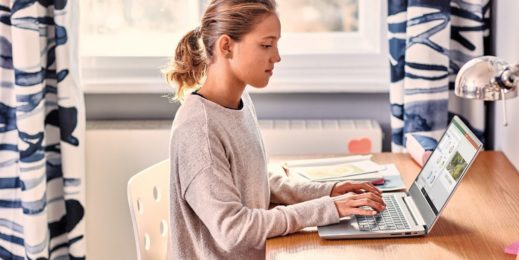 Mujer frente a una laptop