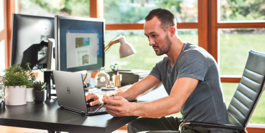 Hombre frente a computadora