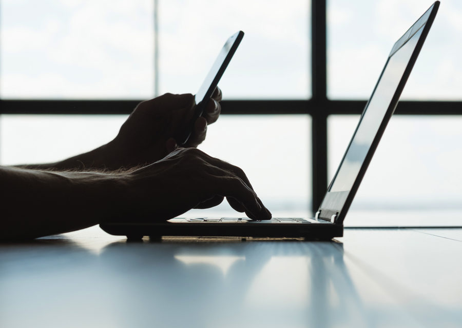 Una laptop y un teléfono son utilizados