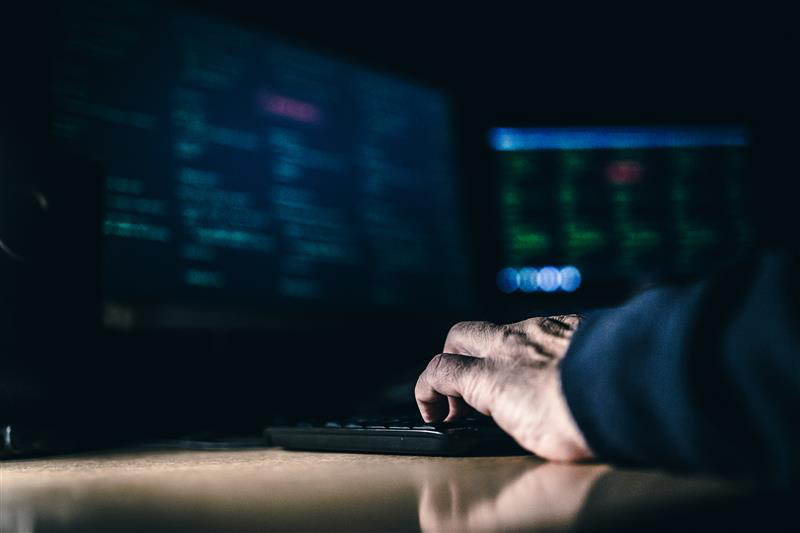 Una mano escribe en un teclado