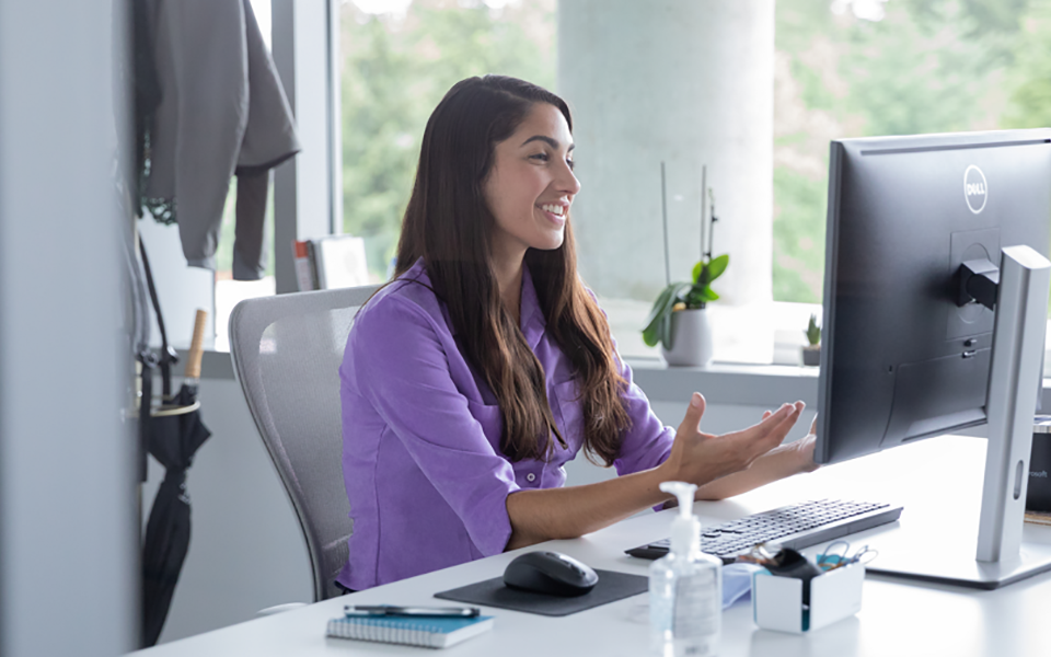Mujer frente a una PC