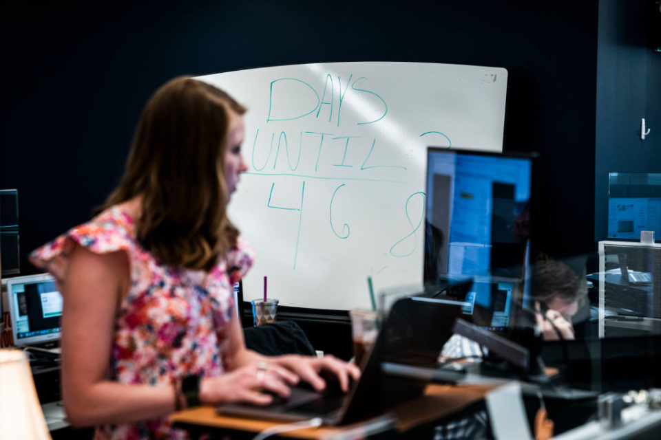 una mujer mira la pantalla de una computadora