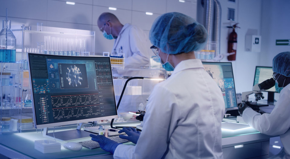 Una mujer en un laboratorio con una computadora