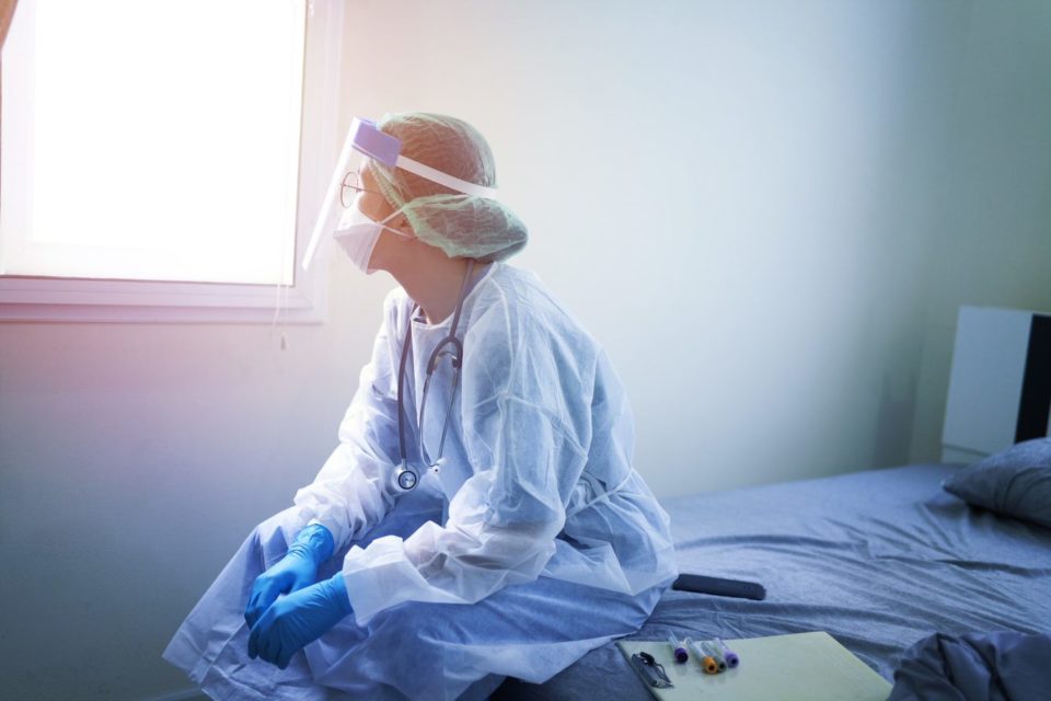 un trabajador de la salud sentado en una cama