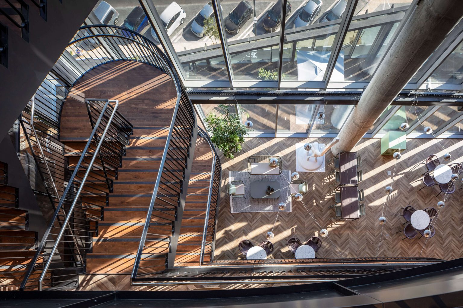 Vista aérea del área común de Microsoft Israel con vistas a las escaleras
