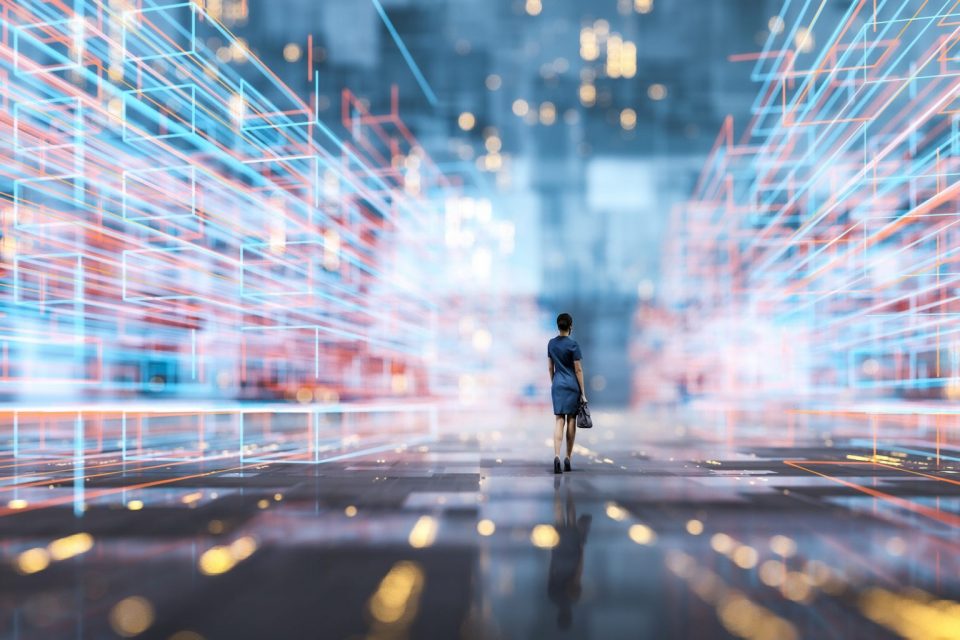 Una mujer camina en una ciudad futurista