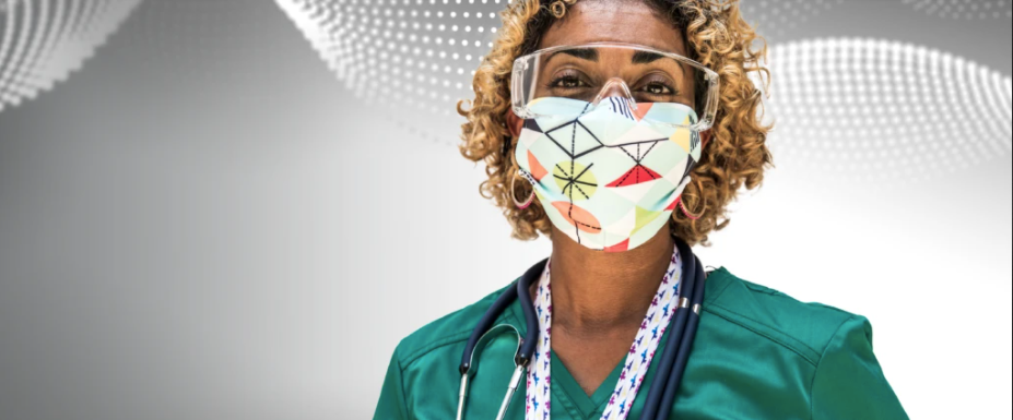 Una mujer con cubrebocas y ropa de personal médico