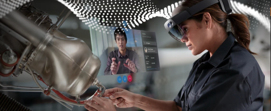 Una mujer en una fábrica utiliza HoloLens 2